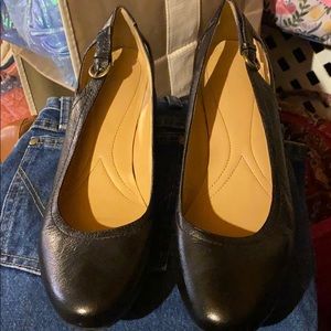 Naturalized 11w wedge black with buckle